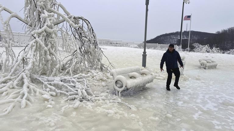 Nebel von den Great Falls-Wasserfällen hat in New Jersey zu einer Schnee- und Eislandschaft geführt