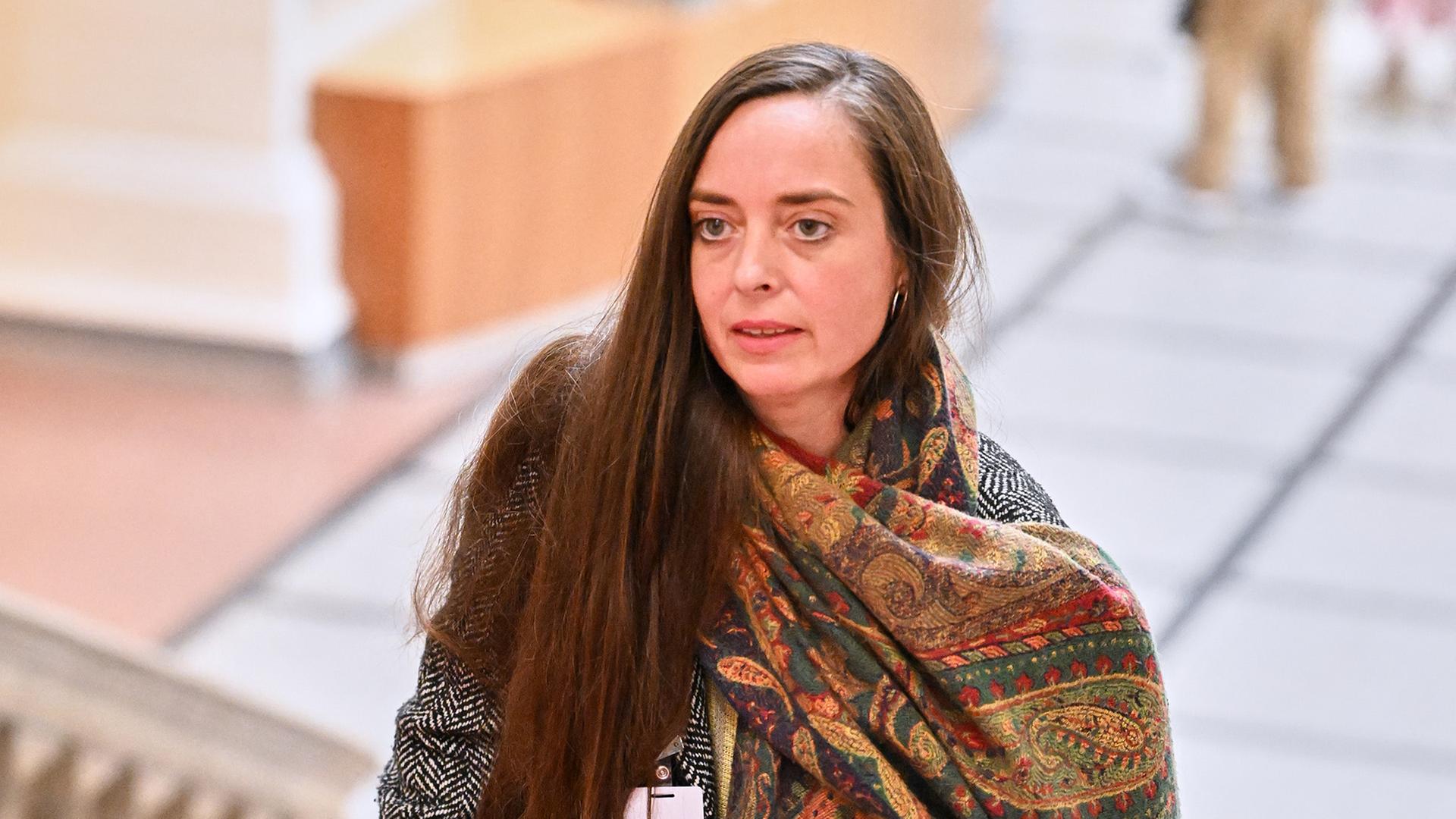 Vanessa Emde (Die Linke) kommt  am 13.10.2026 im Berliner Abgeordnetenhaus zur Fraktionssitzung (Quelle: dpa/S.Stache) | dpa/S.Stache