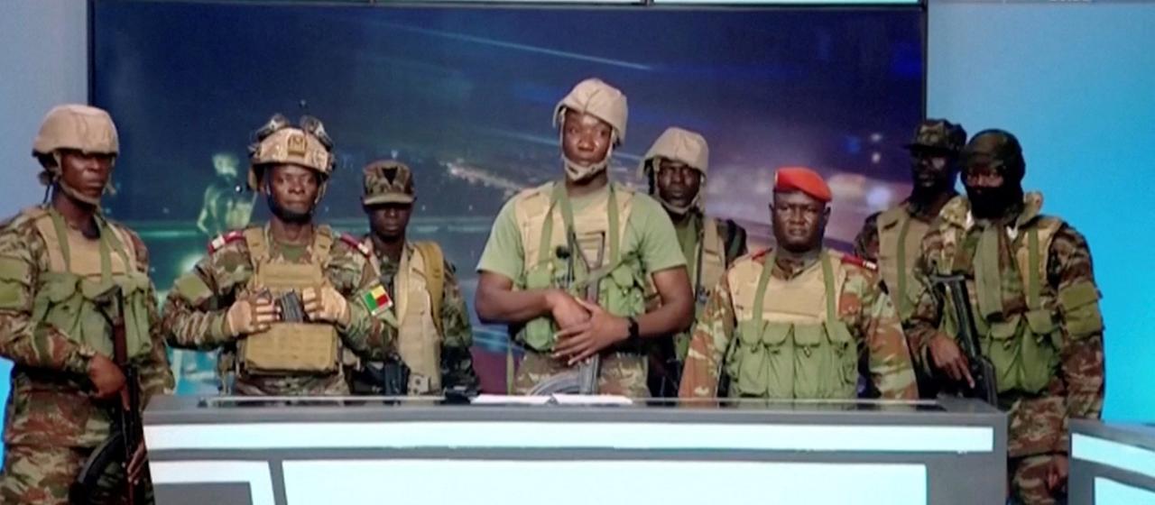 Eine Gruppe von Soldaten spricht im staatlichen Fernsehen von Benin