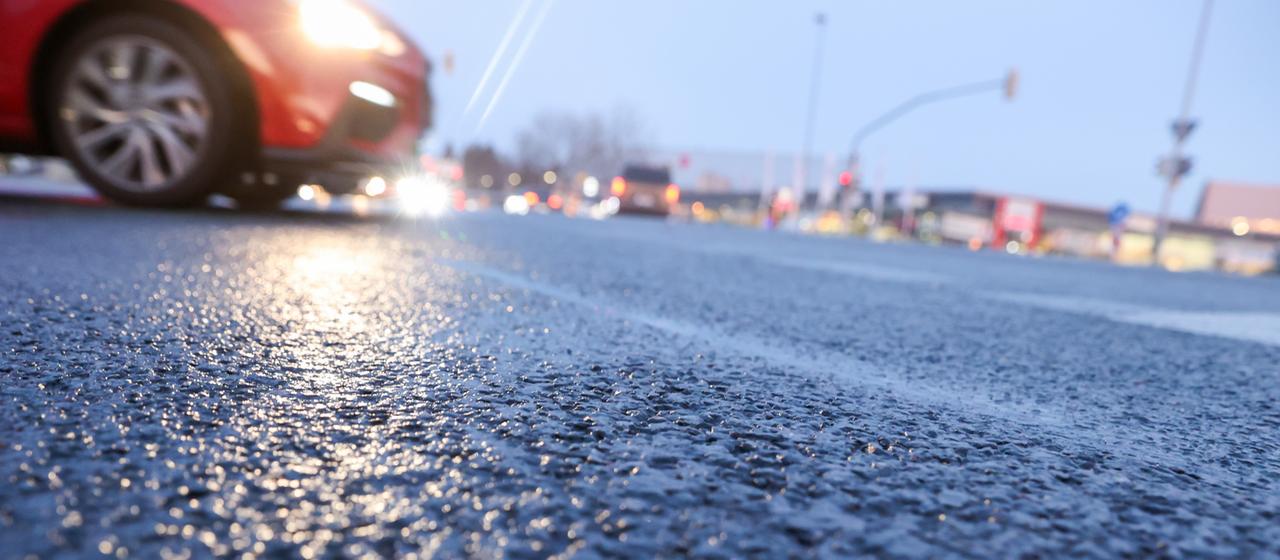 Cars drive across a frozen street in Leipzig (archive image)