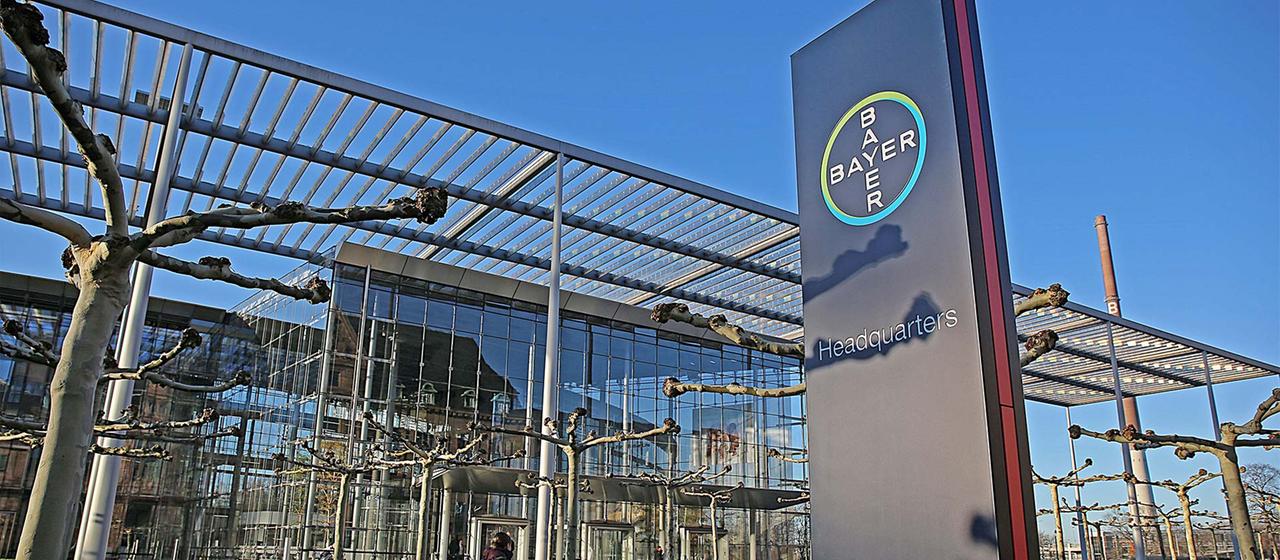Ein Bayer Logo steht vor der Unternehmenszentrale. 