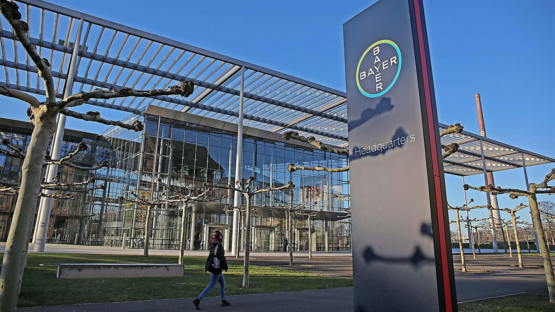 Ein Bayer Logo steht vor der Unternehmenszentrale.  | picture alliance/dpa