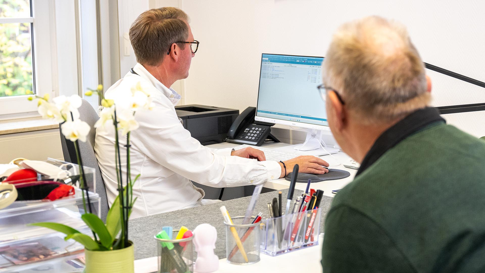 Ein Arzt spricht mit einem Patienten. | picture alliance / dpa-tmn