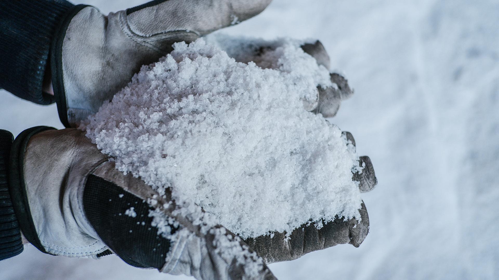 Symbolbild: Eine Person h�lt am 02.03.2018 eine Hand von Streusalz. (Quelle: dpa-Bildfunk/Ole Spata) | dpa-Bildfunk/Ole Spata