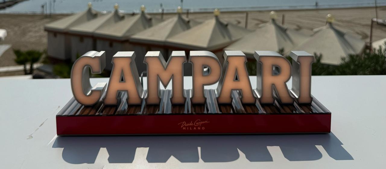 Ein Werbeschild der Firma Campari | dpa Ein Werbeschild der Firma Campari