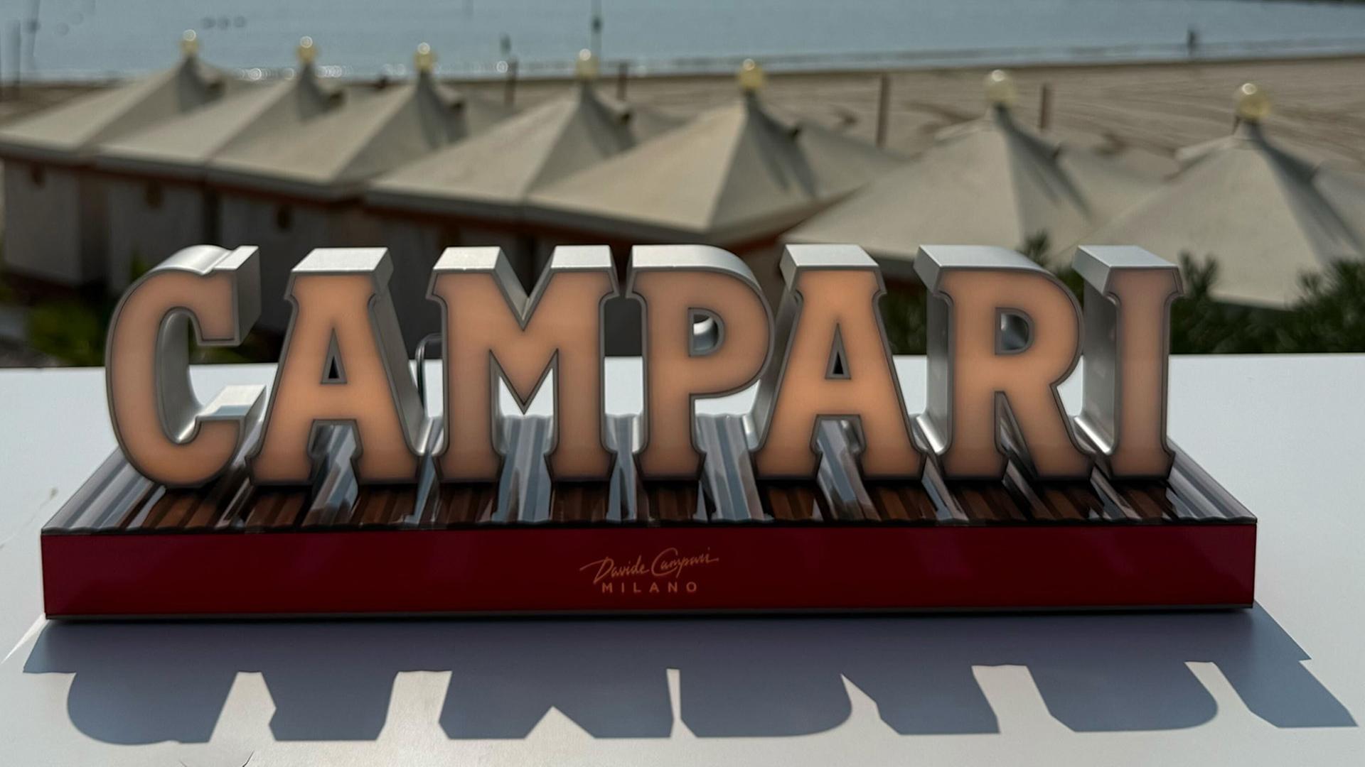 Ein Werbeschild der Firma Campari | dpa