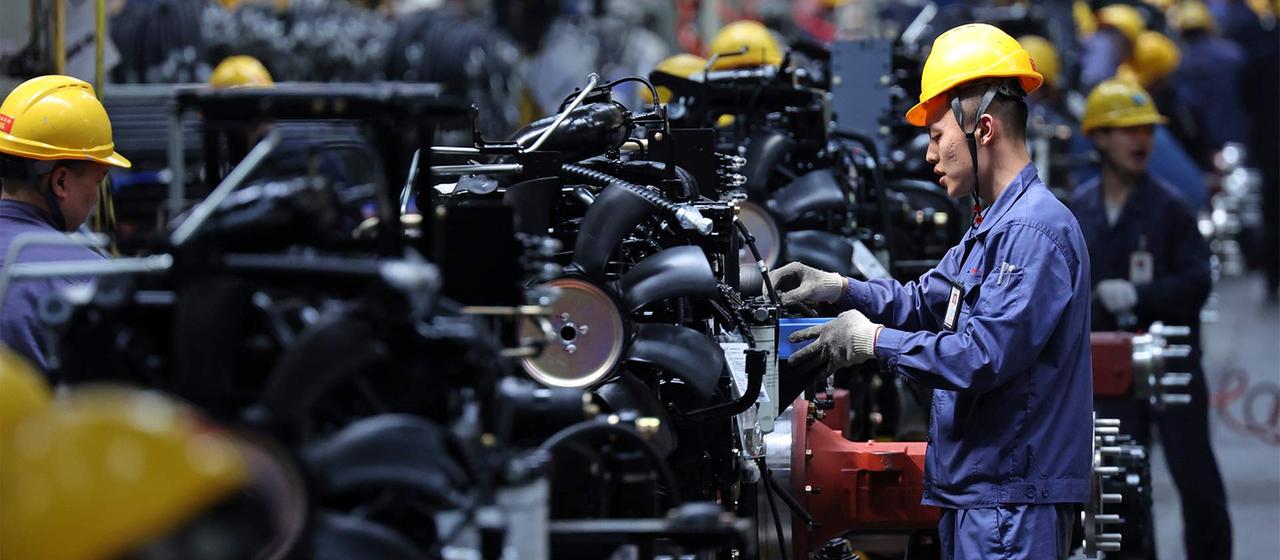 Arbeiter im Motorenbau in einer Fabrik in Luoyang, China.