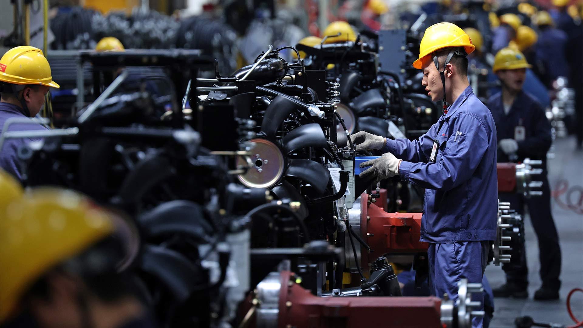Arbeiter im Motorenbau in einer Fabrik in Luoyang, China. | picture alliance / Xinhua News A