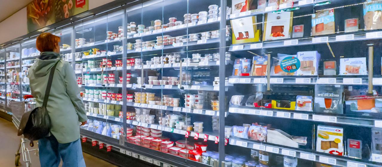 Eine Frau kauft in einem Supermarkt ein.
