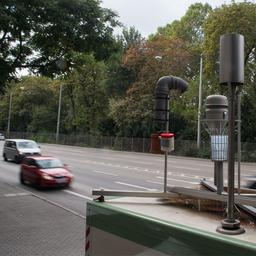 Autos fahren am Neckartor in Stuttgart (Baden-Württemberg) an einer Messtation zur Messung der Luftqualität vorbei.