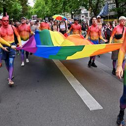 47 csd pride berlin | dpa/Bernd von Jutrczenka 26.07.2025, Berlin: Mit einer überdimensionalen Regenbogenfahne ziehen Teilnehmer bei der 47. Berlin Pride, der Demonstration zum Christopher Street Day (CSD), durch die Stadt. (Quelle: dpa/Bernd von Jutrczenka)