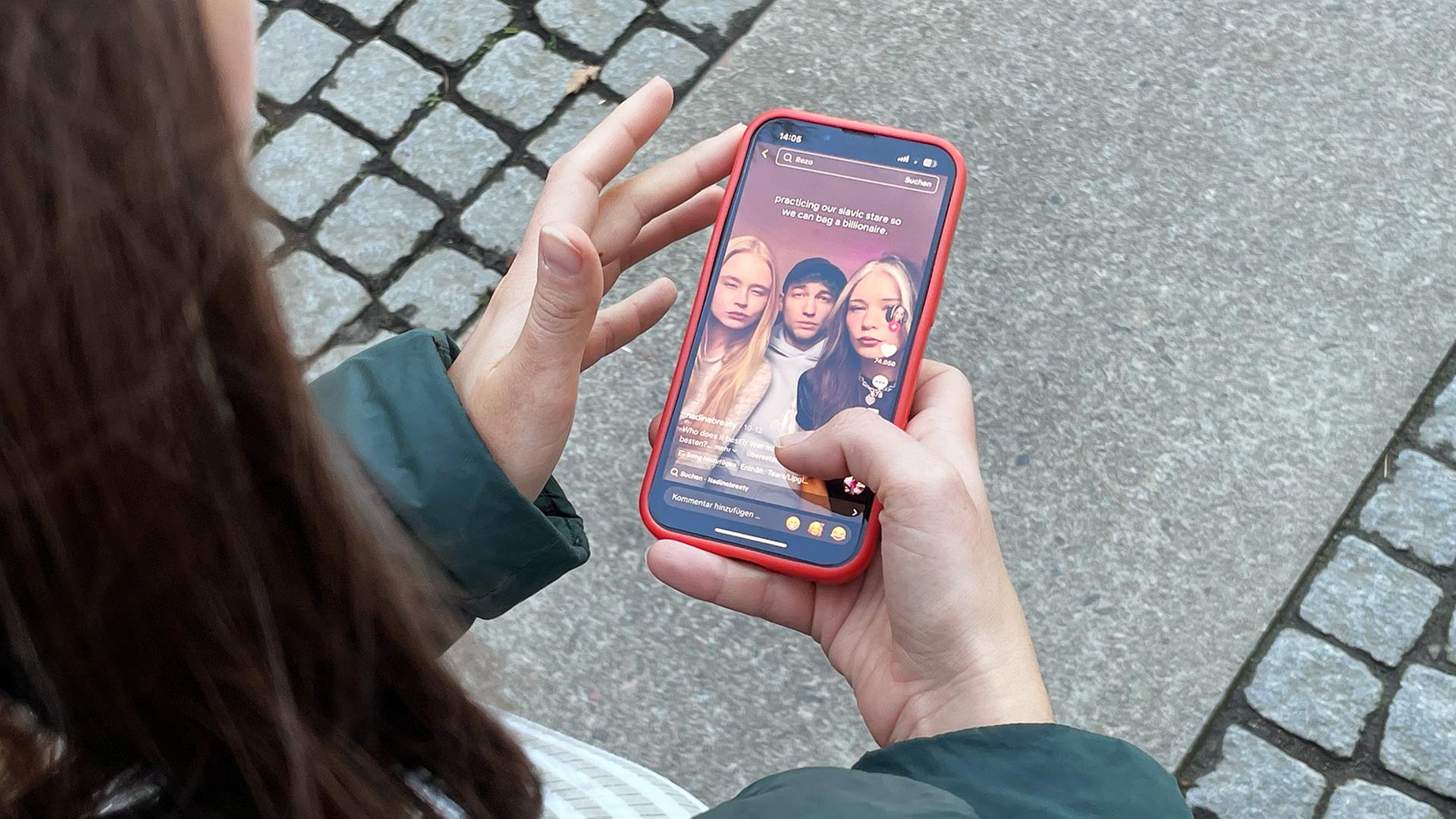 Eine Frau hält ein Mobiltelefon in der Hand | NDR