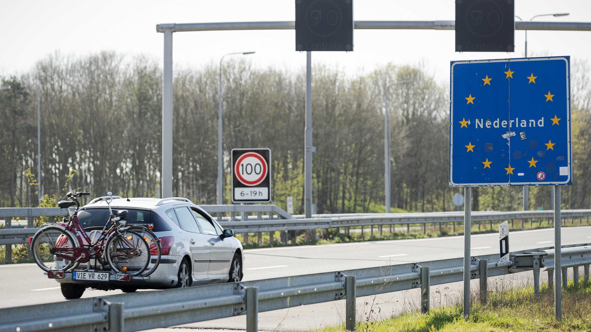 Deutsch-Niederländische Grenze wird von einem Auto überquert | picture alliance / ANP/ 
