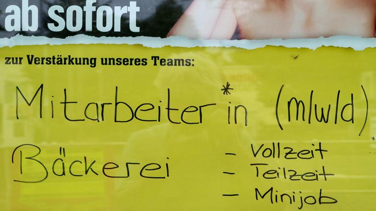 Ein Plakat weist auf Stellenangebote einer Bäckerei hin.