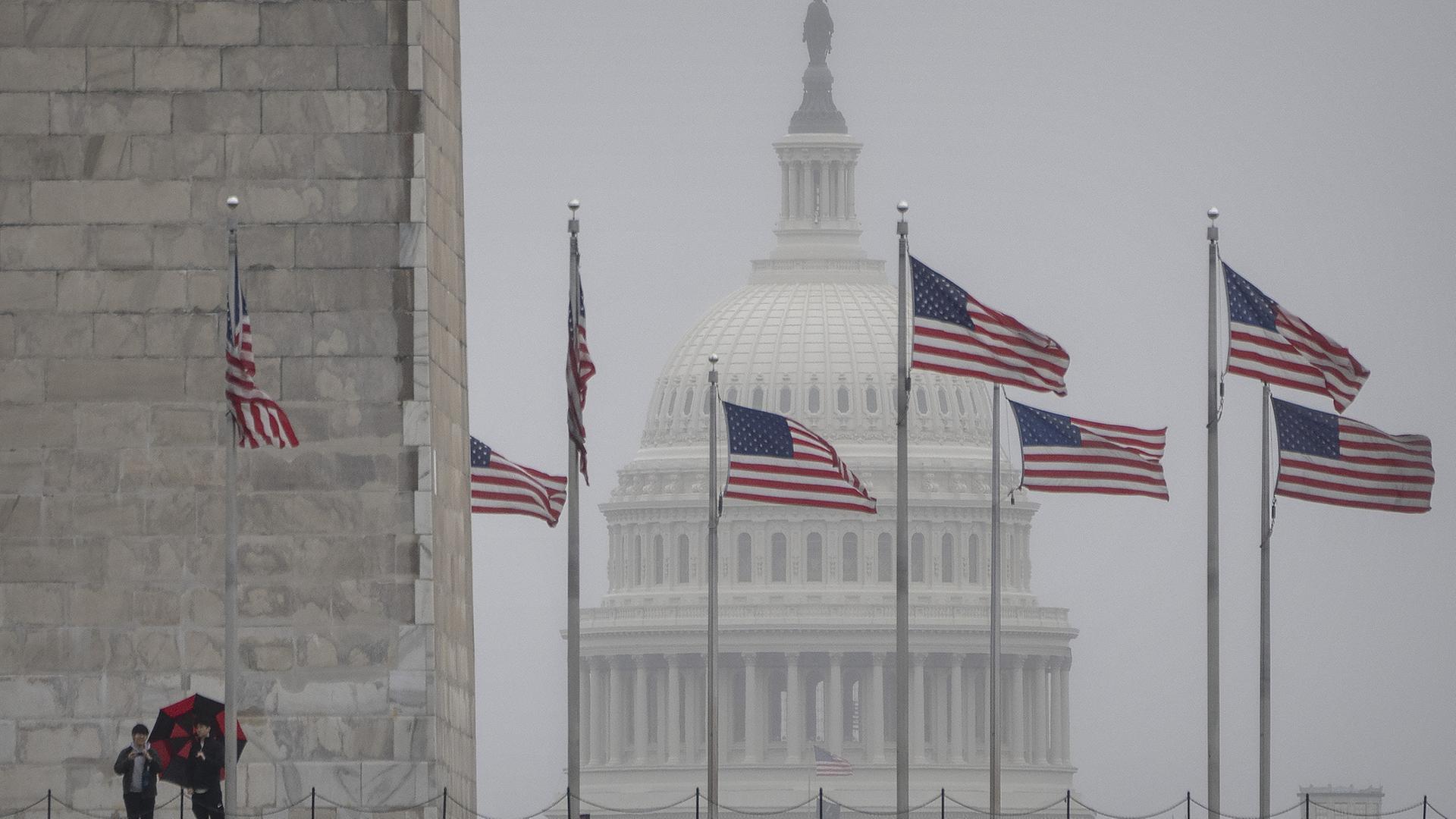 Vor dem US-Kapitol sind wehende USA-Fahnen zu sehen. | dpa