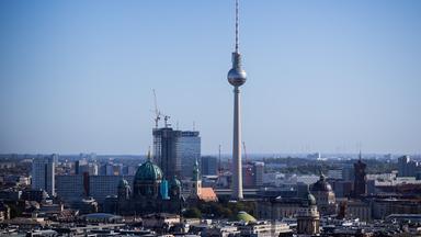 Der Berliner Fernsehturm vor blauem Himmel. 
