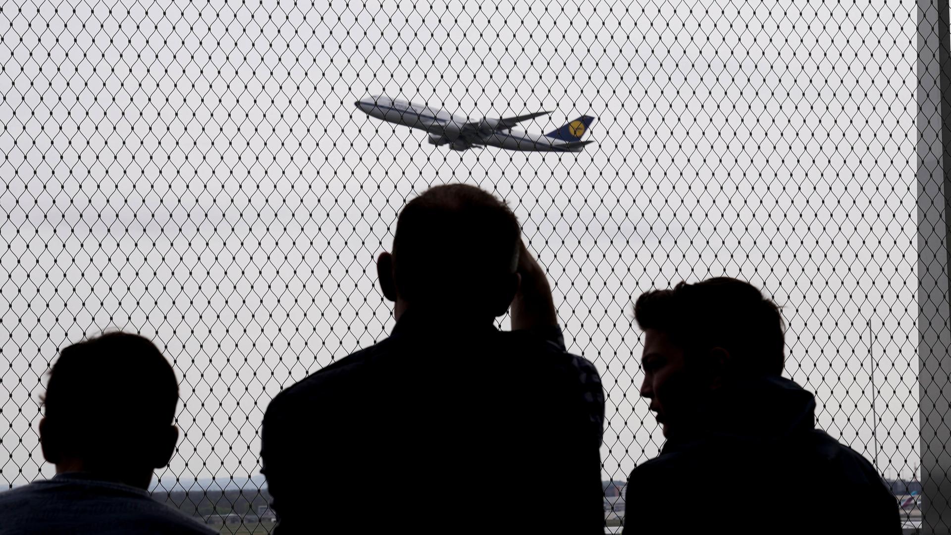 Menschen beobachten einen Start am Flughafen | imago
