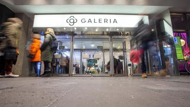 Menschen vor einer Galeria-Filiale.