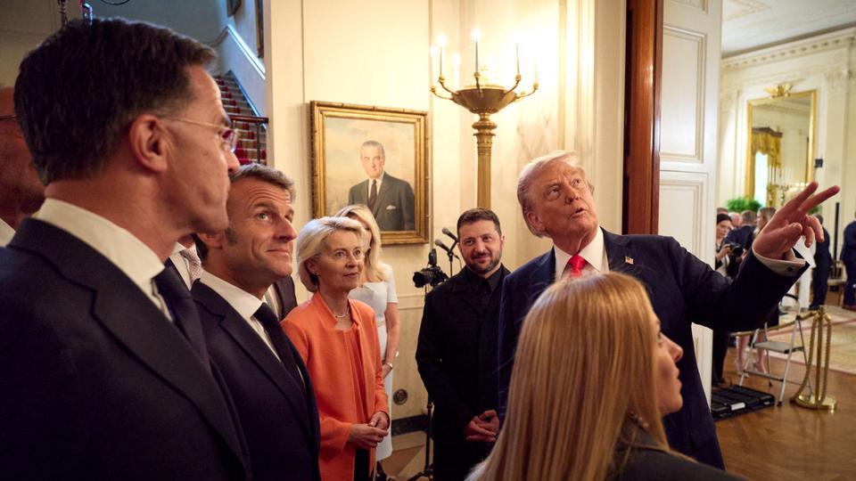 Trump zeigt Selenskyj, Meloni, Macron, Stubb, von der Leyen, Rutte, Merz und Starmer einen Razm im Weißen Haus in Washington D.C. (USA)