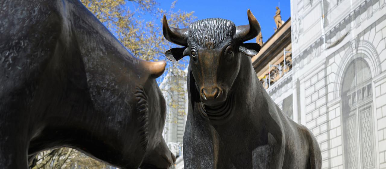 Die Statue "Der Bulle und der Bär" vor der Frankfurter Börse.