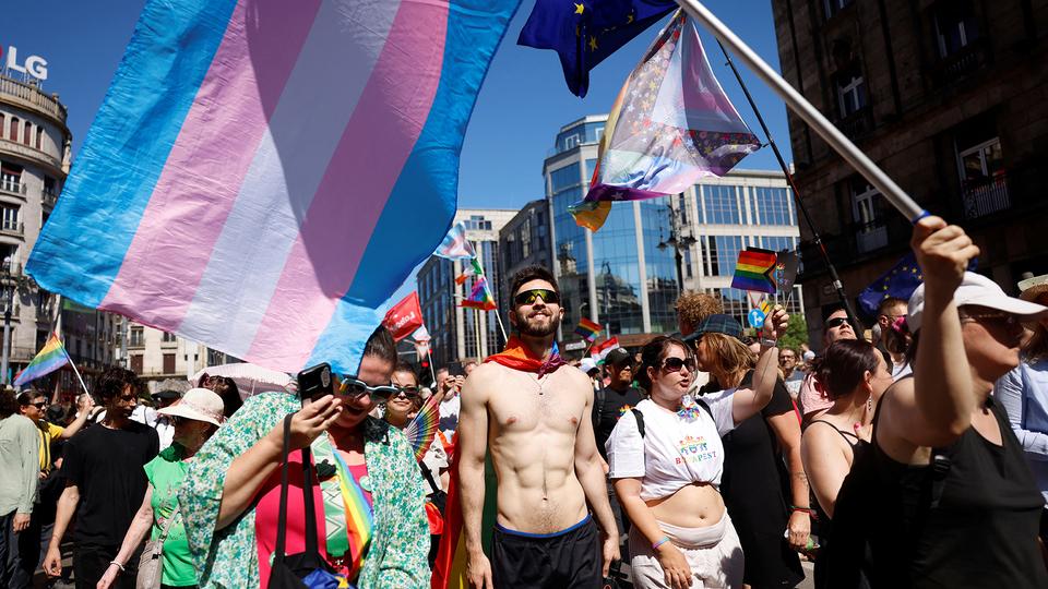 Bunte Outfits und viele Fahnen: In Budapest haben sich Zehntausende Menschen zur Pride versammelt. | REUTERS Teilnehmer mit Fahnen bei der "Budapest Pride March" in Ungarn.