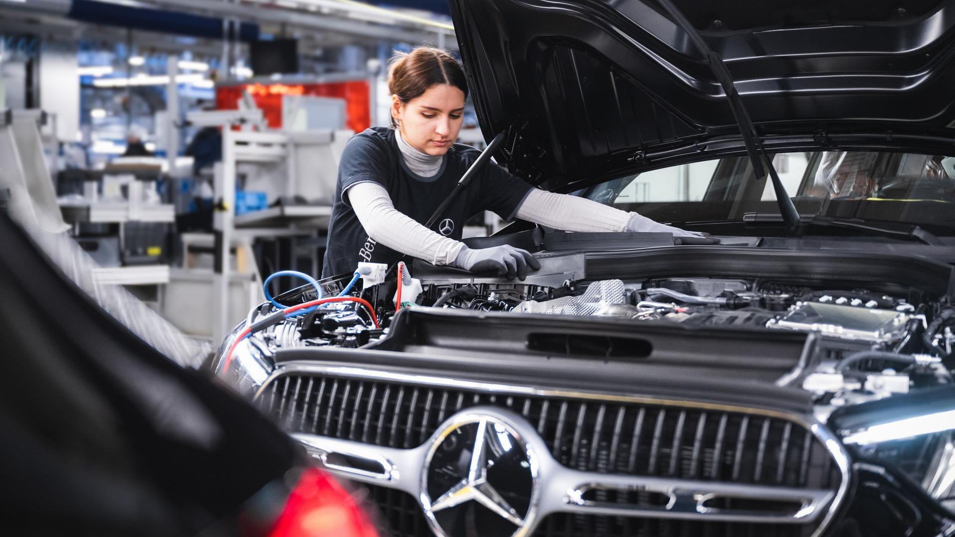 Eine junge Frau arbeitet am Fließband der Autoproduktion in Halle 9 im Bremer Mercedes-Werk. | Mercedes