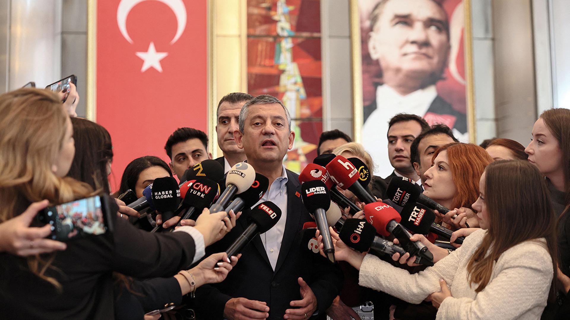 Ozgur Ozel (Mitte), spricht in Ankara vor den Medien im Parteizentrum der CHP. | AFP
