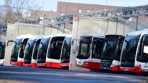 Busse der Hochbahn stehen auf einem Betriebshof.