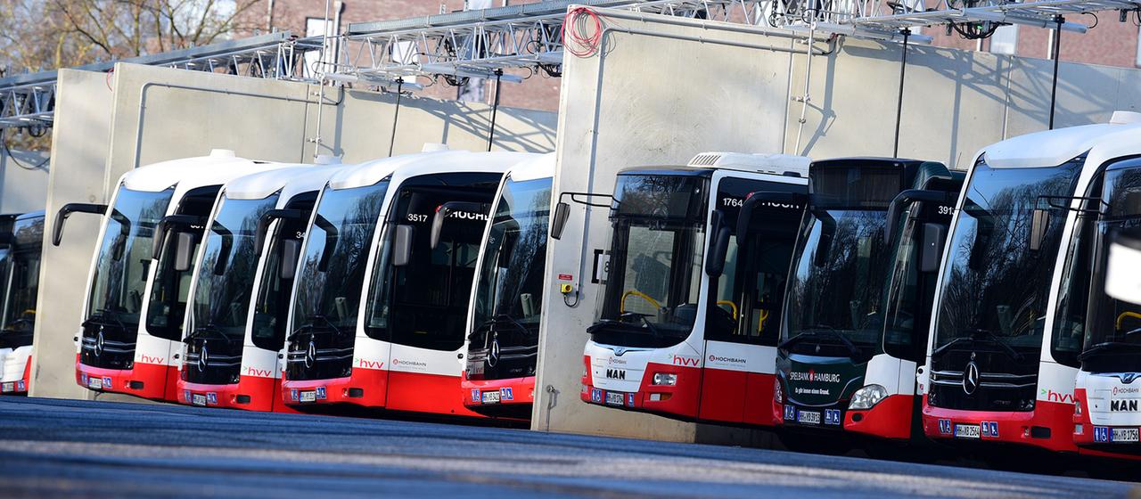 Busse der Hochbahn stehen auf einem Betriebshof.