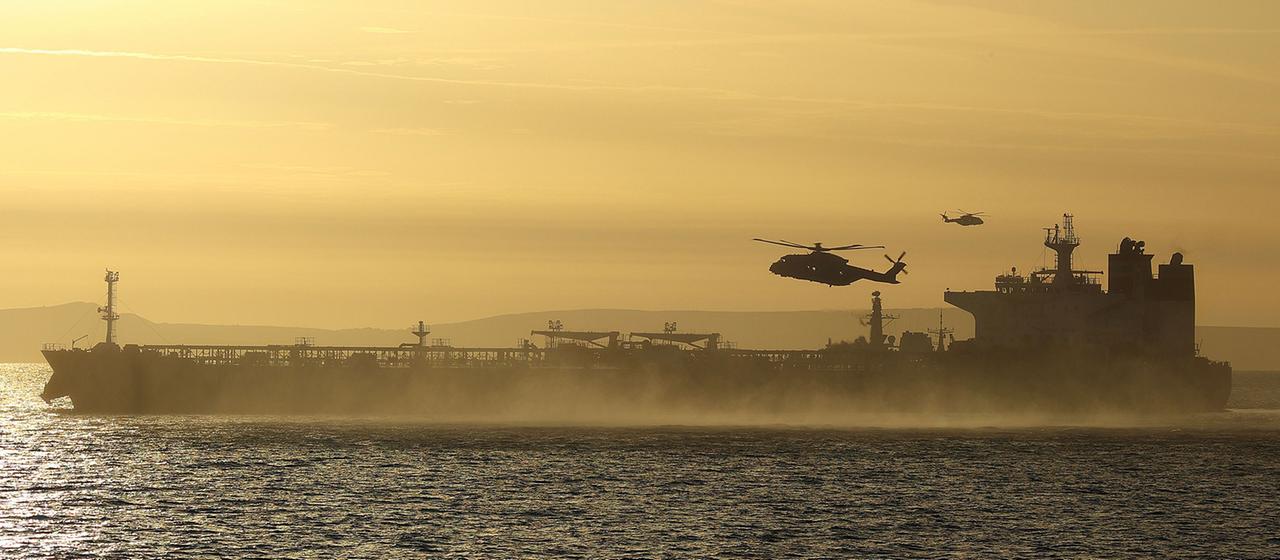 Britische Streitkräfte fangen mit Hubschraubern in den frühen Morgenstunden ein Schiff der russischen Schattenflotte im Ärmelkanal ab (Quelle: britische Regierung)