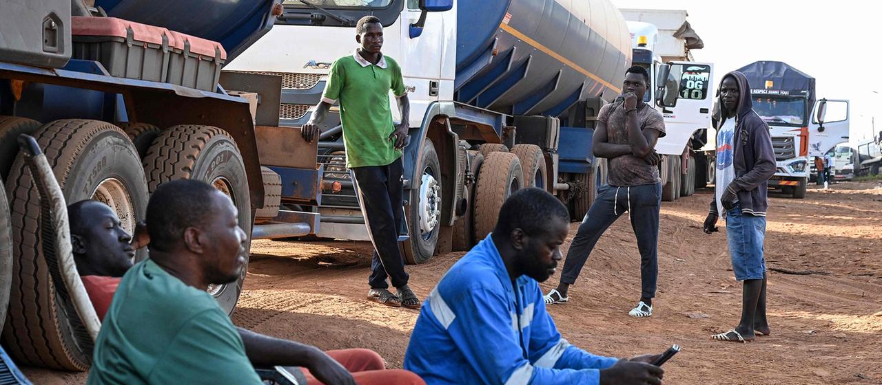 LKW-Fahrer warten einem  Grenzübergang von Elfenbeinküste nach Mali.