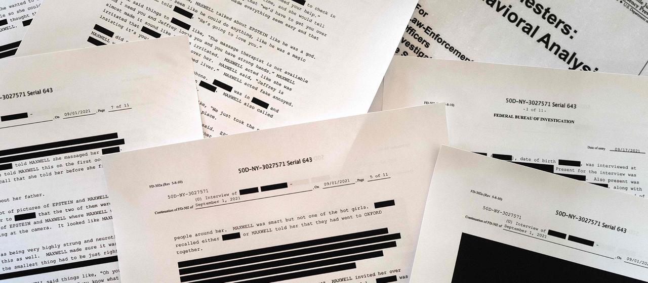 Ausdrucke der Epstein-Files liegen auf einem Tisch.