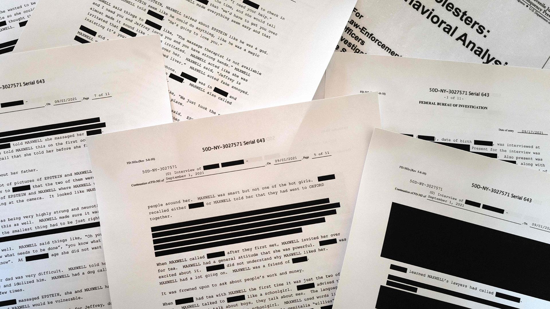 Ausdrucke der Epstein-Files liegen auf einem Tisch. | Getty Images via AFP