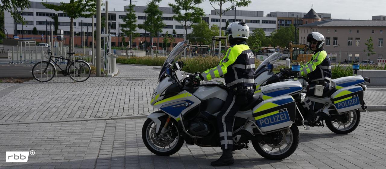 Polizisten auf Motorräder stehen in der Nähe des Potsdamer Hauptbahnhofes, der wegen der Bombenentschärfung geräumt wurde. 