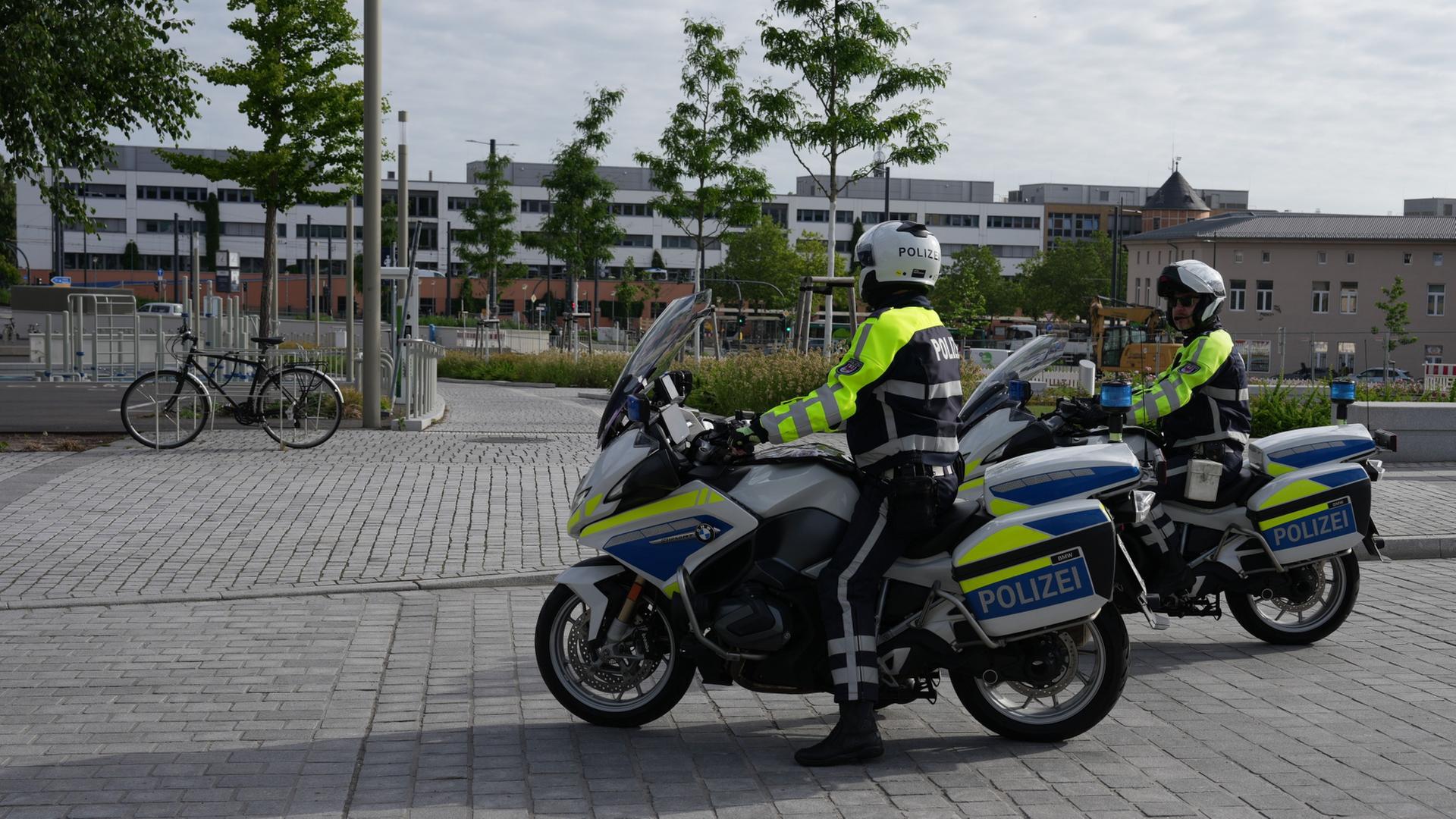 Polizisten auf Motorräder stehen in der Nähe des Potsdamer Hauptbahnhofes, der wegen der Bombenentschärfung geräumt wurde.  | Sven Kaeuler/dpa