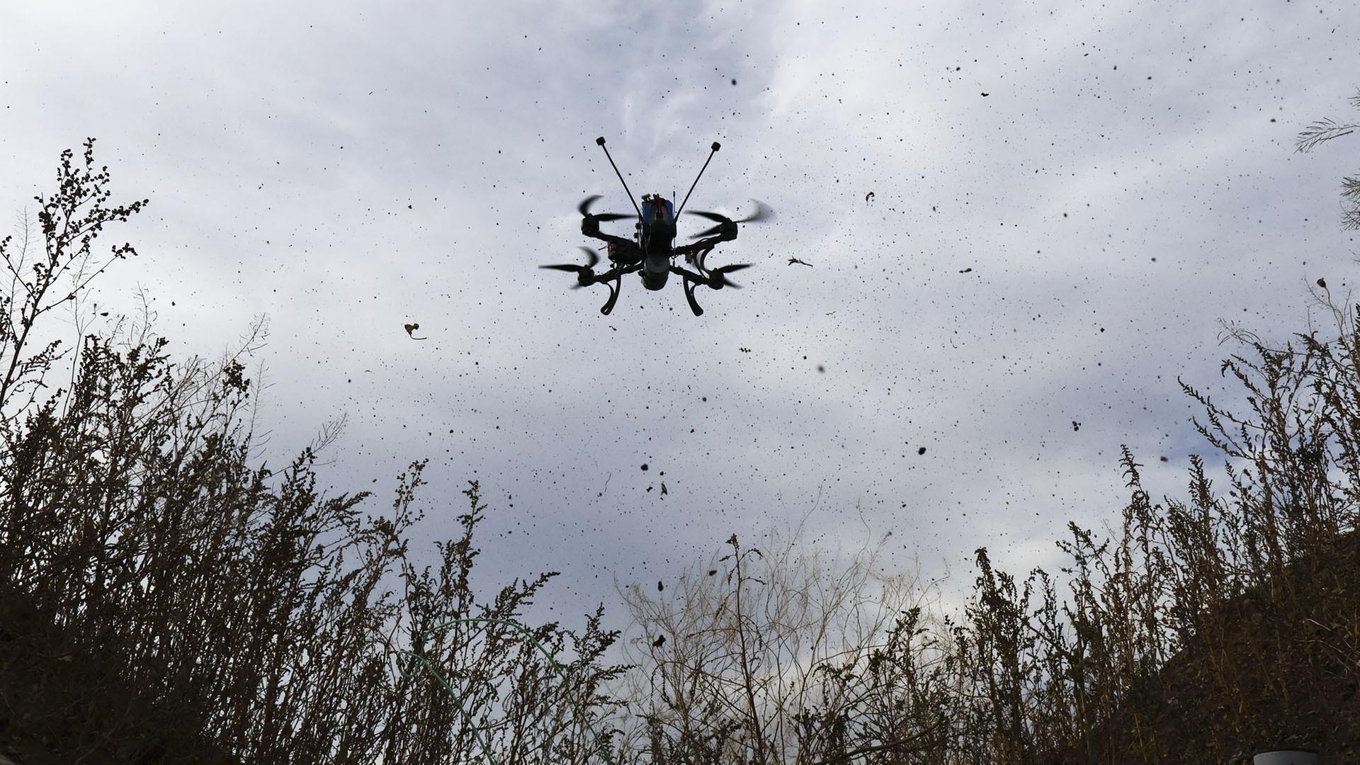 Eine ukrainische Abfangdrohne fliegt in der Region Saporischschja. | EPA/Press service of the 65th Mechanized Brigade / HANDOUT