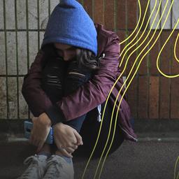 Dateifoto eines jugendlichen Mädchens, das jemanden mit Anzeichen für psychische Probleme darstellt.