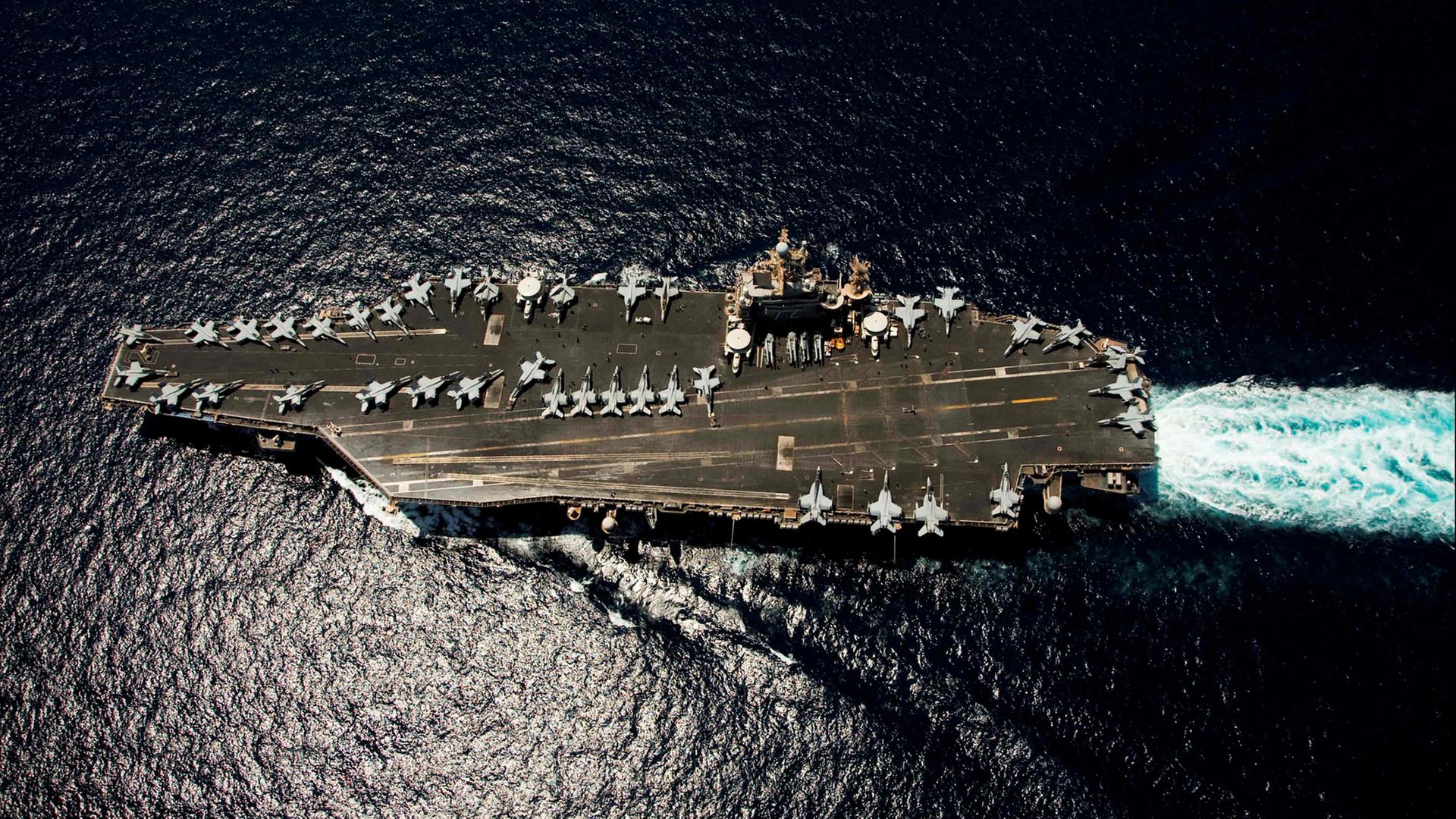 Der Flugzeugträger USS 