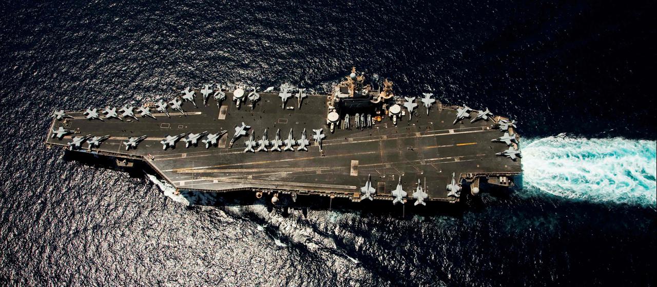 Der Flugzeugträger USS "Abraham Lincoln" fährt im Arabischen Meer (2012).