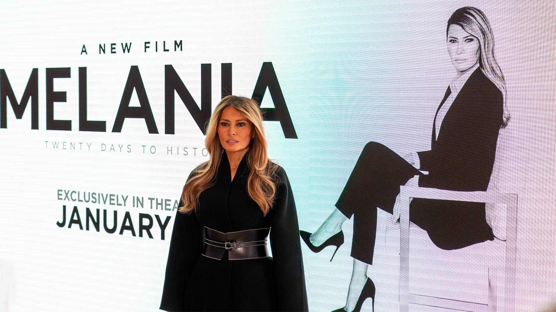 Melania Trump posiert vor einer Leinwand, die für ihren Film wirbt. | picture alliance / ZUMAPRESS.com