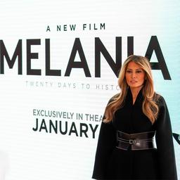 Melania Trump posiert vor einer Leinwand, die für ihren Film wirbt.