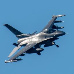 Ein Kampfflugzeug vom Typ F-16
