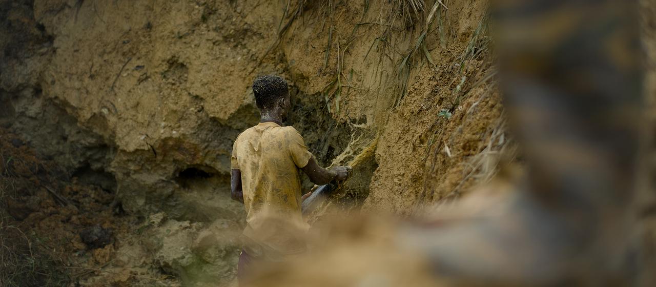Ein Mann arbeitet beim Goldabbau in Ghana.