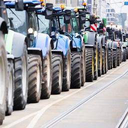 Traktoren stehen bei einem Protest in Berlin.
