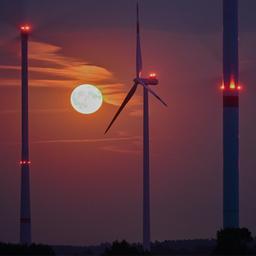 Silhouetten von Windkraftanlagen.