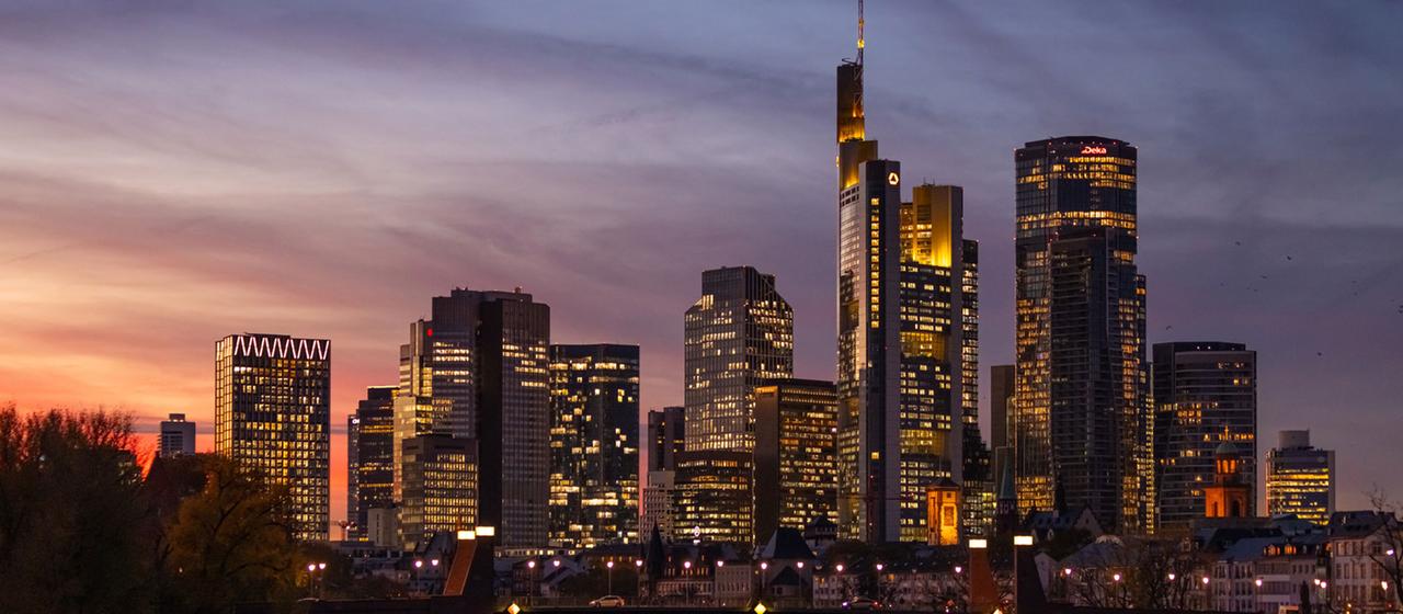 Nächtliche Skyline Frankfurt am Main.