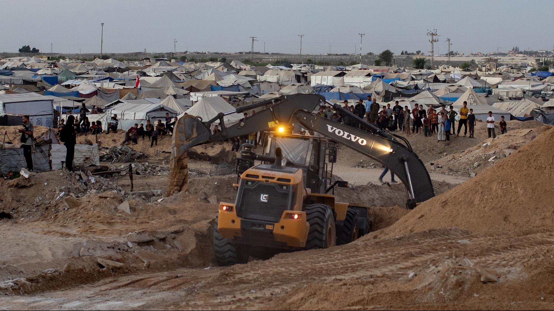 Ägyptische Spezialisten suchen in Gazastreifen mit schwerem Gerät nach weiteren Leichen der israelischen Geiseln. | EPA