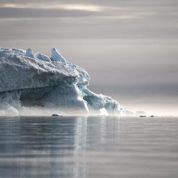 Eisberge treiben im Meer