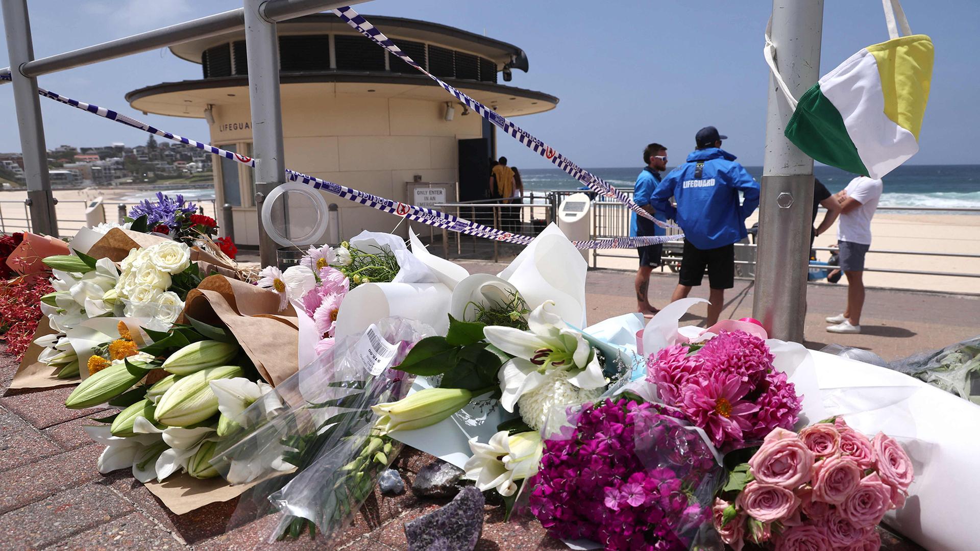 Vor dem Rettungsschwimmerturm am Bondi Pavillion liegen Blumen. | AFP