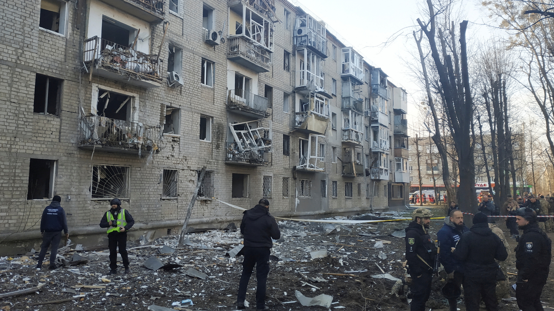 Einsatzkräfte in Charkiw an einem zerstörten Haus nach einem russischen Angriff
